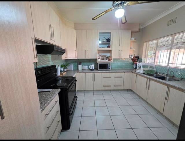 4 BEDROOM HOUSE FOR SALE IN ROTHDENE